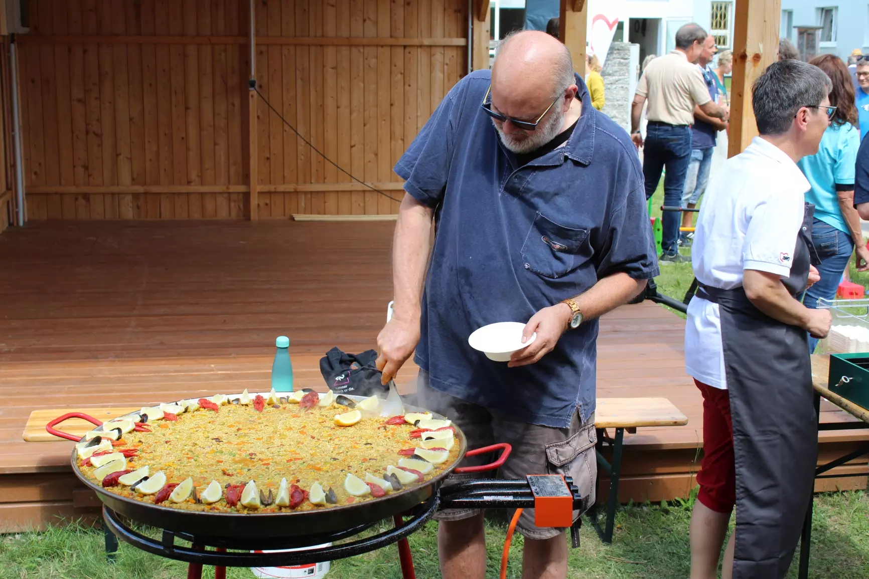 Der ehemalige Geschäftsführer, Herr Christian Waedow präsentiert die legendäre Paella.