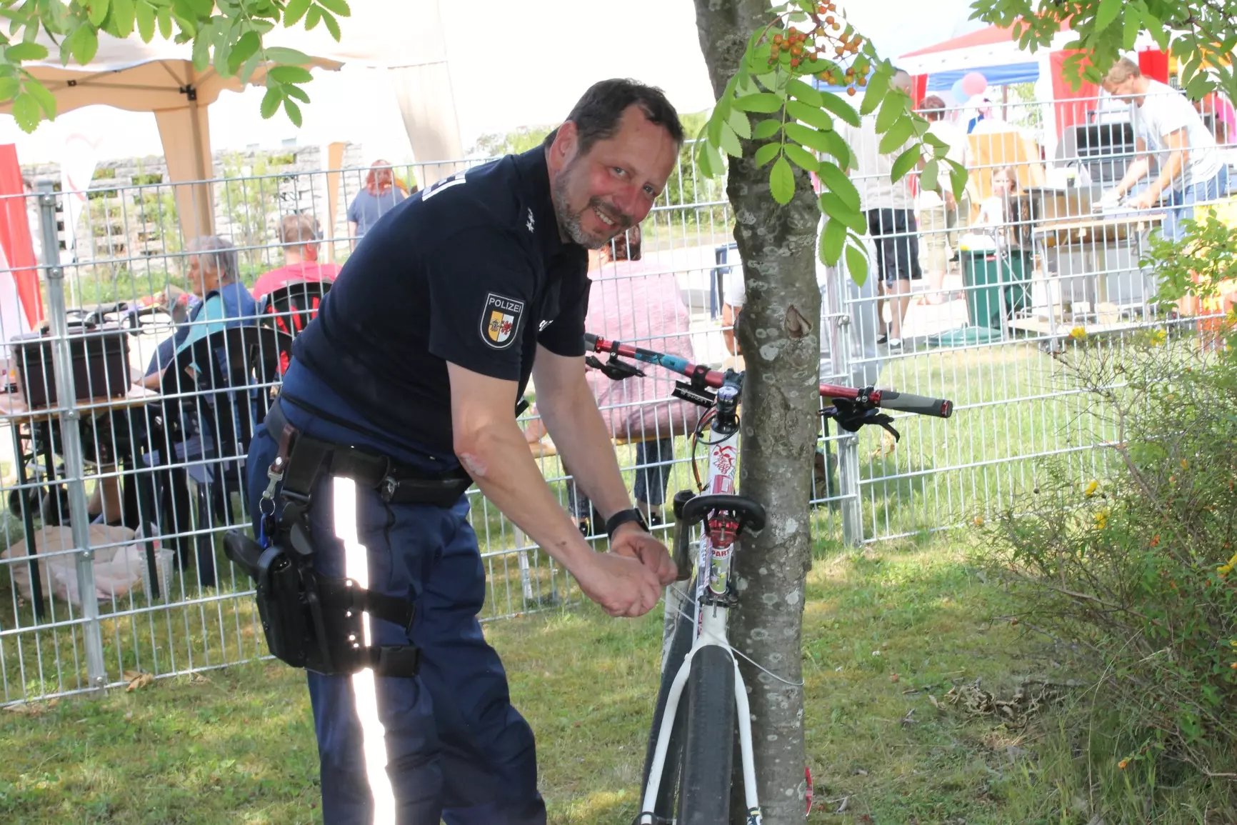 Polizist beim Fahrradklauen erwischt - das ist natürlich nur ein Sicherheitstest :)