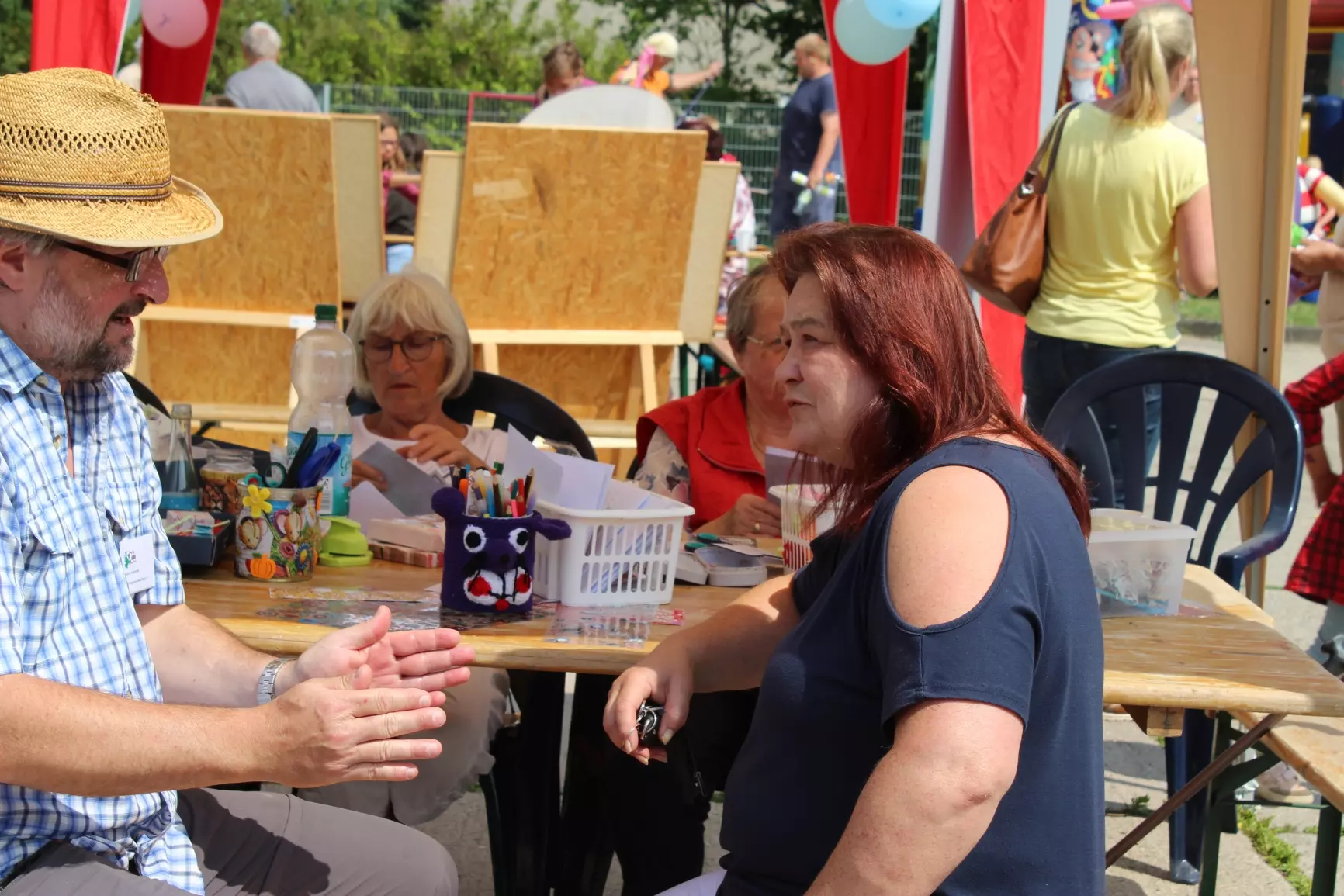 Vorstand und Mitarbeiter im Austausch.