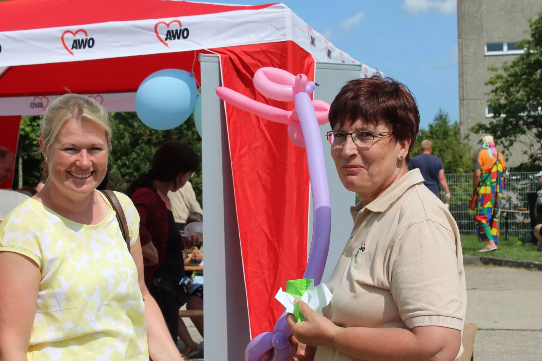 Ehemalige und noch Beschäftigte der AWO treffen sich beim Fest.