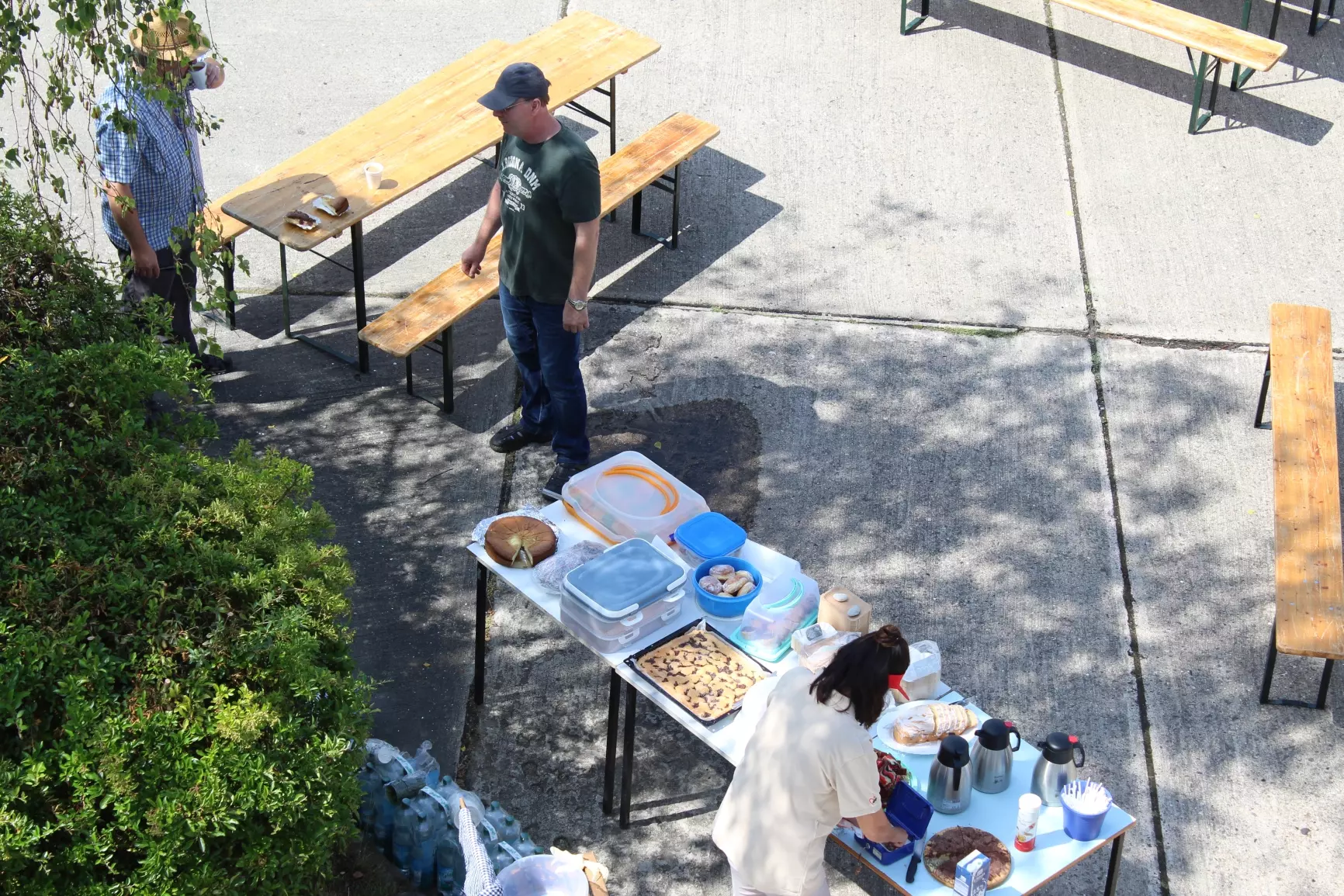 Hungern musste keiner: Zahlreiche Köstlichkeiten und Kaffee werden angeboten.