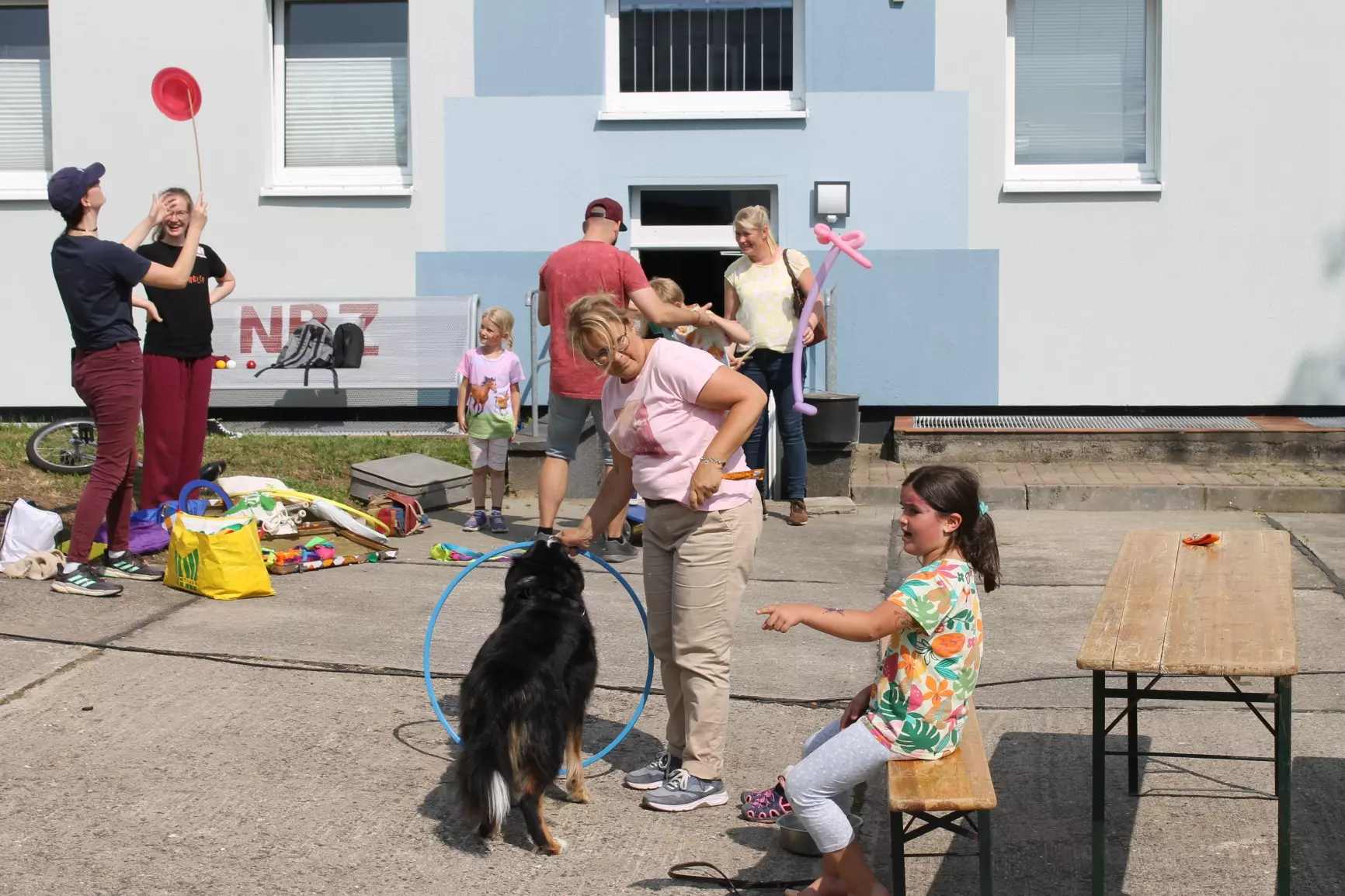 Der kinderliebe Hund Balou findet schnell neue Freunde.