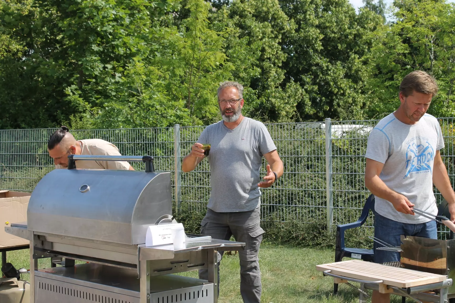 Die (Haus-)Meister am Grill sind für die deftige Küche zuständig.