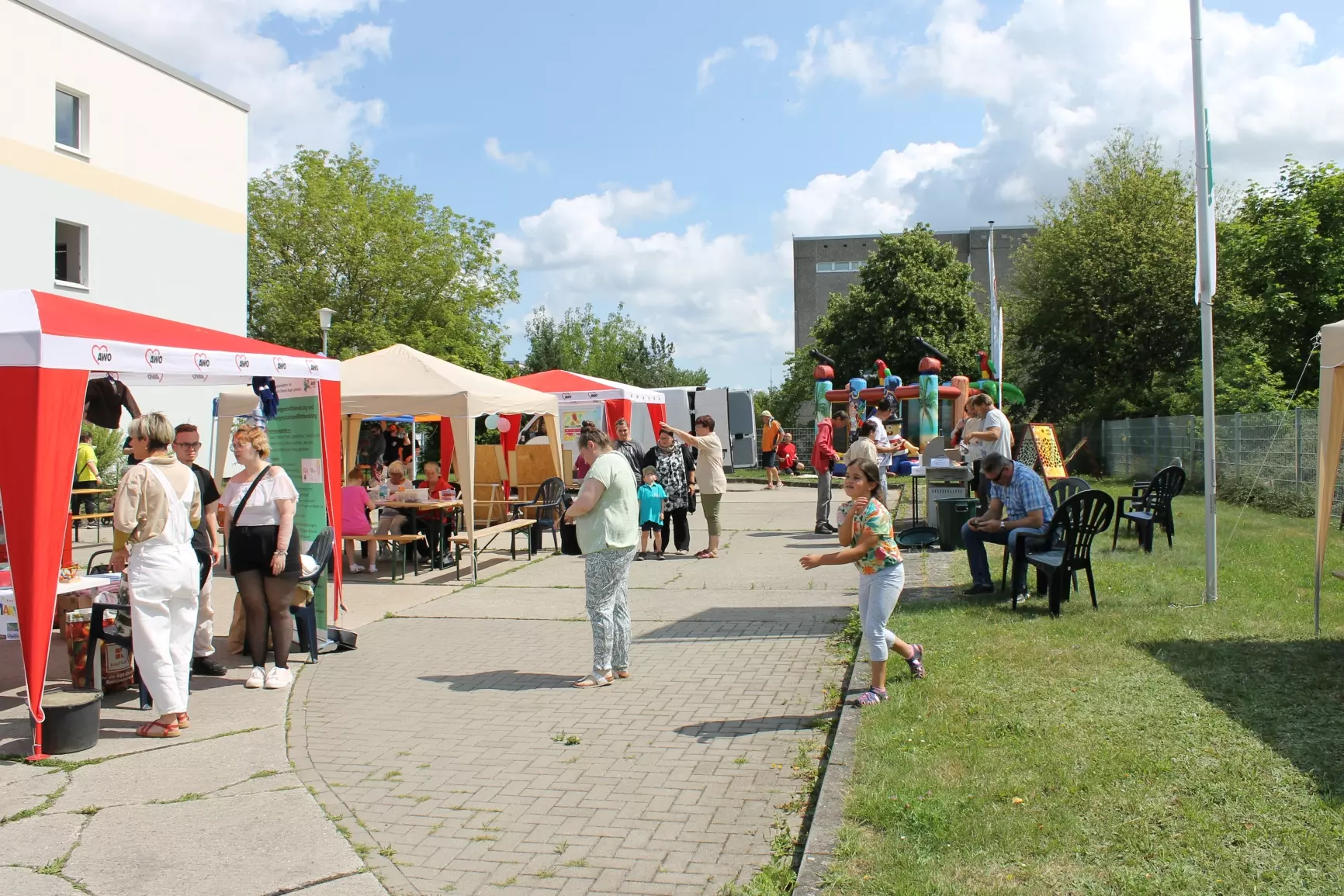 In mehreren Zelten werden Mitmachangebote organisiert.