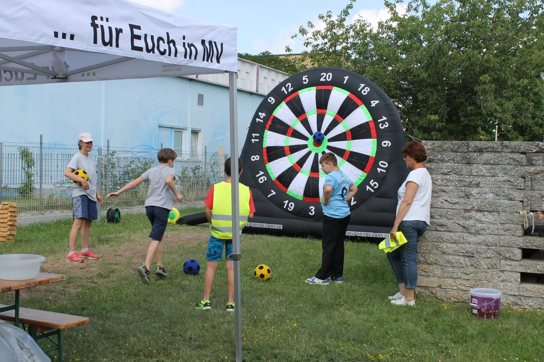 Das Jugendgemeinschaftswerk im AWO Landesverband hat sein Spielmobil mitgebracht!