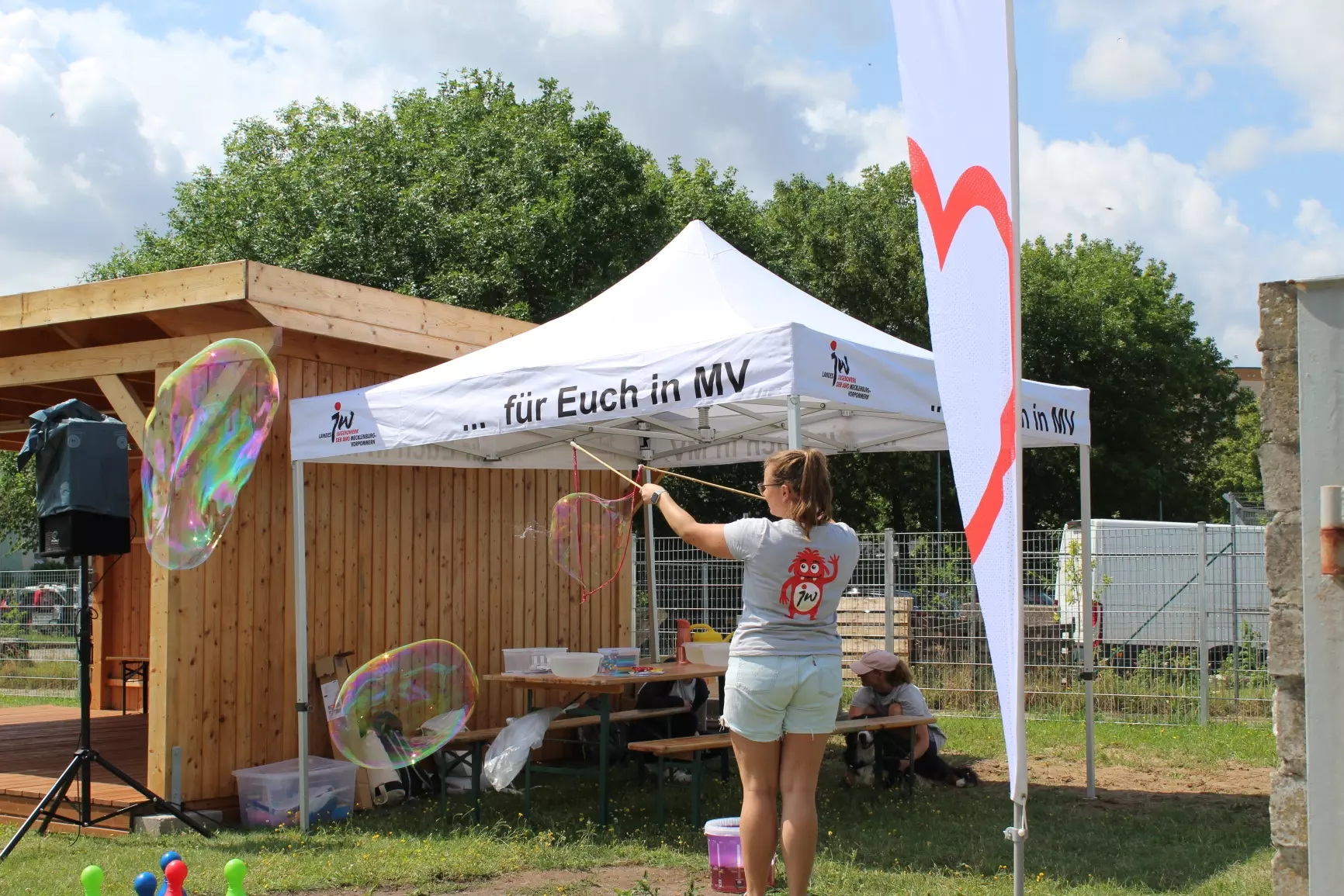 Der Stand des Jugendgemeinschaftswerks im Aufbau.