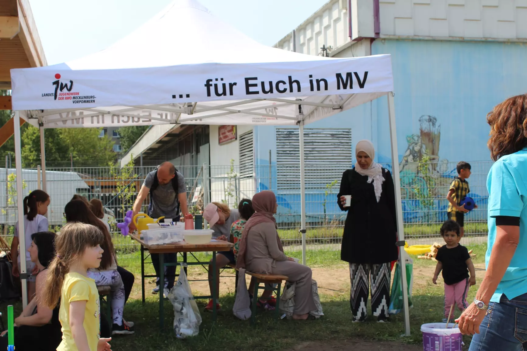 Das Jugendgemeinschaftswerk mit Tattoos, Seifenblasen und Fußball-Dart.