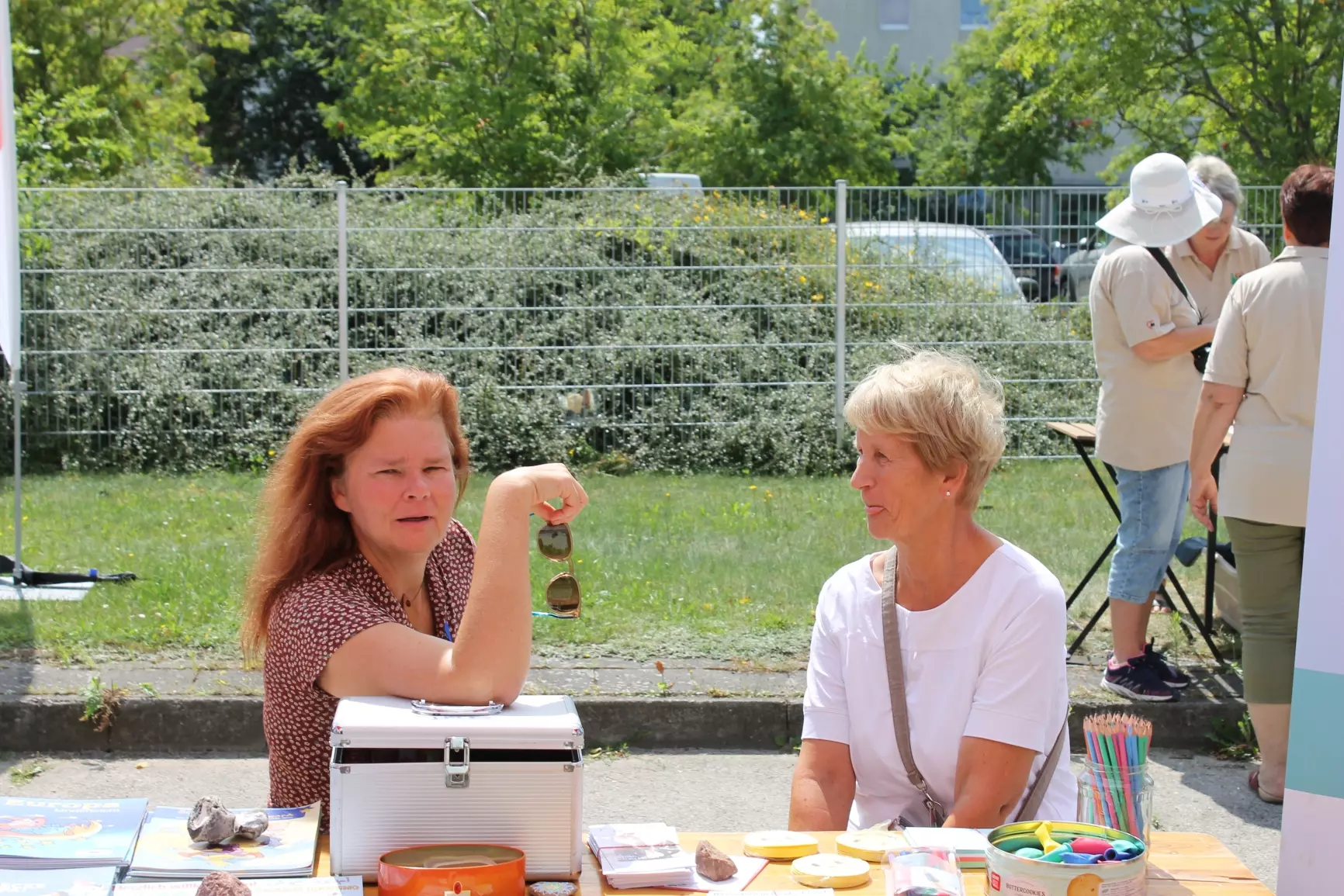 Ehemalige und Beschäftigte sehen sich wieder.